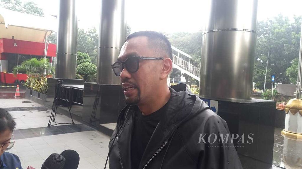 Bendahara Umum Partai Nasdem Ahmad Sahroni memberikan keterangan kepada wartawan saat tiba di Gedung Merah Putih KPK, Jakarta, Jumat (22/3/2024). 