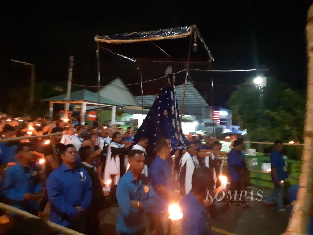 Perarakan patung Maria atau Tuan Ma keliling pusat kota Larantuka, Kabupaten Flores Timur, Nusa Tenggara Timur, pada Jumat (7/4/2023) malam. Umat berarak dalam suasana khusyuk diselingi doa dan bernyanyi.