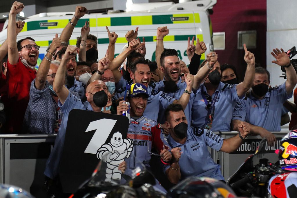Pebalap Italia, Enea Bastianini, dari tim Avintia Esponsorama Gresini Racing Ducati merayakan kemenangan bersama timnya setelah seri pertama Grand Prix MotoGP 2022 di Sirkuit Lusail, Qatar, Minggu (6/3/2022). 