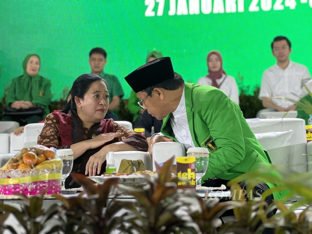 Ketua DPP PDI-P Puan Maharani dan Ketua Umum PPP Muhamad Mardiono berbincang di sela acara Puncak Peringatan Harlah PPP di Makassar, Sulsel, Sabtu (27/1/2024).