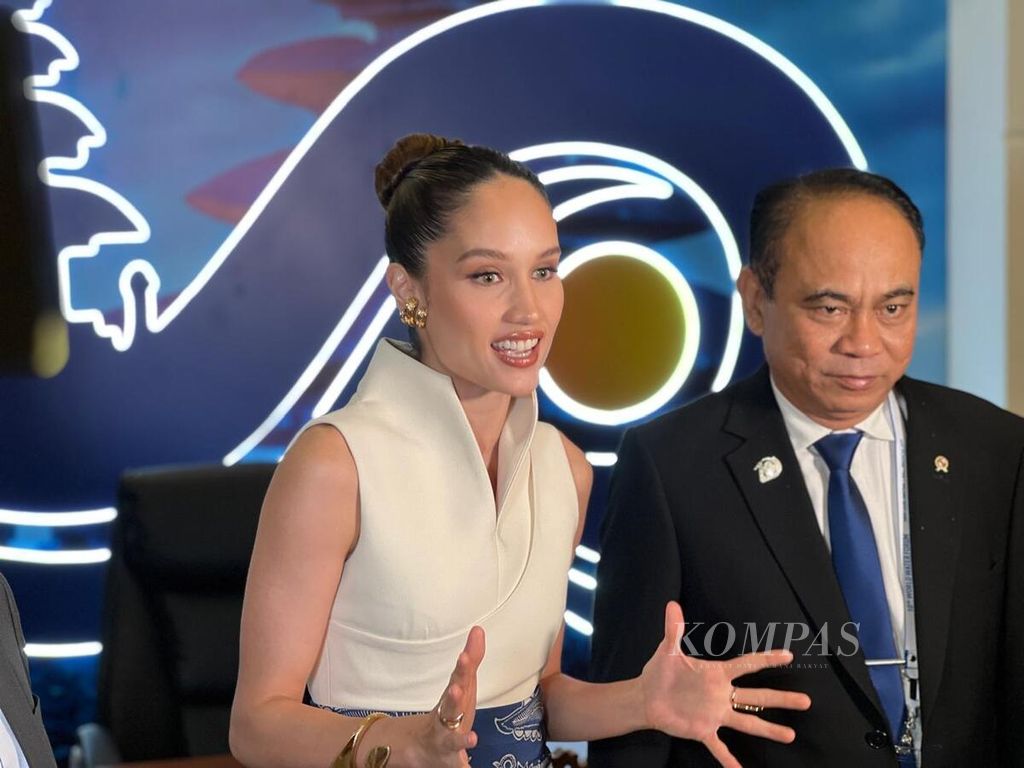 Cinta Laura Kiehl bersama Menteri Komunikasi dan Informatika Budi Arie Setiadi di sela-sela gelaran Forum Air Sedunia ke-10 di Bali, Senin (20/5/2024).