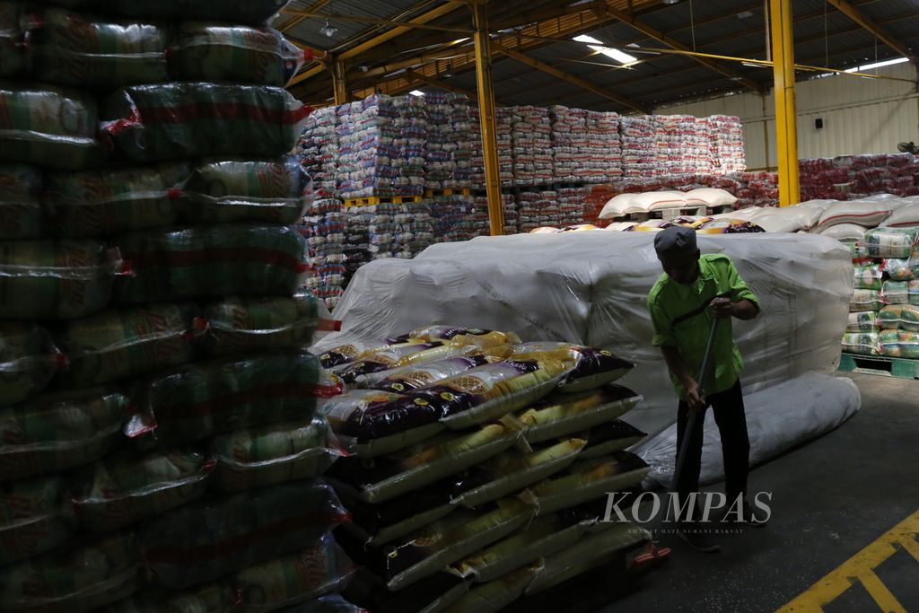 Pekerja menyapu lantai gudang beras PT Food Station Tjipinang Jaya di Cipinang, Jakarta Timur, Senin (3/10/2022). Pemerintah menggenjot serapan gabah dan beras dari petani. Hal itu ditempuh sebagai upaya memastikan ketersediaan dan harga beras menyusul tren kenaikan harganya yang juga berpengaruh pada inflasi.