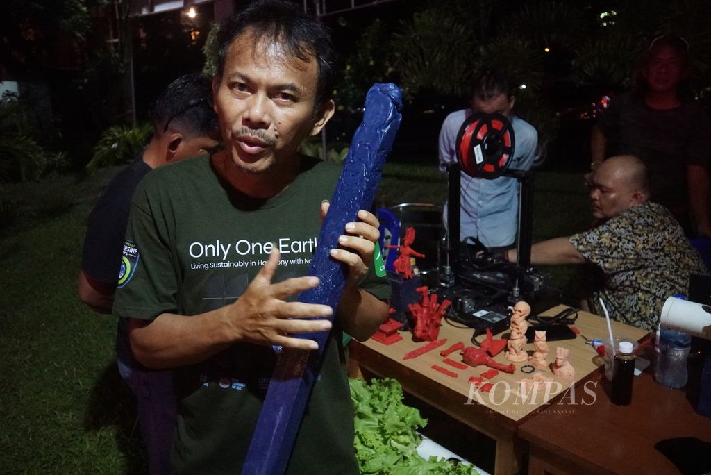 CEO Baciraro Marlon Kamagi menunjukkan batang beam hasil daur ulang tutup botol plastik yang dapat dijadikan alternatif kayu dalam peringatan Hari Lingkungan Hidup Sedunia di Minahasa Utara, Sulut, Minggu (5/6/2022).