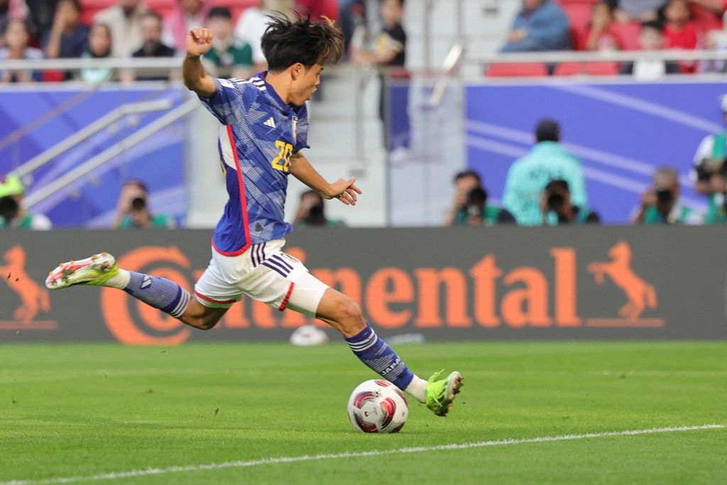 Pemain Jepang, Takefusa Kubo, melepas tendangan untuk mencetak gol ke gawang Bahrain pada laga babak 16 besar Piala Asia di Stadion Al-Thumama, Doha, Qatar, Rabu (31/1/2024). Jepang menang 3-1 dan lolos ke perempat final.