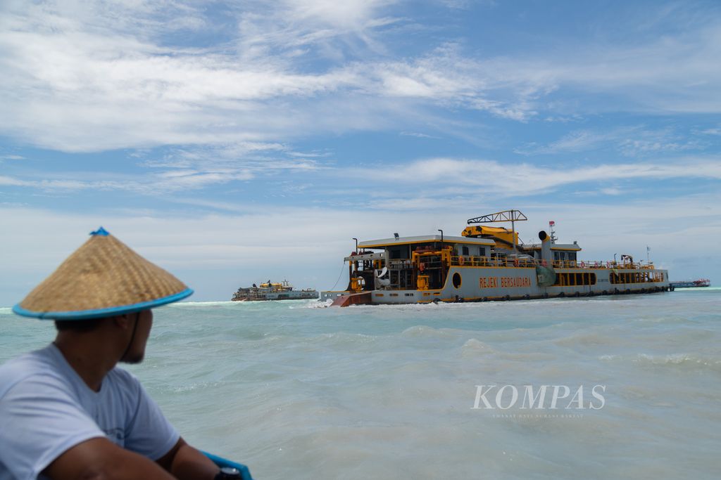 Seorang nelayan memantau aktivitas kapal isap di perairan Pantai Matras, Kecamatan Sungailiat, Kabupaten Bangka, Provinsi Bangka Belitung, 7 April 2021. Nelayan setempat memprotes aktivitas pertambangan timah di perariran tersebut.