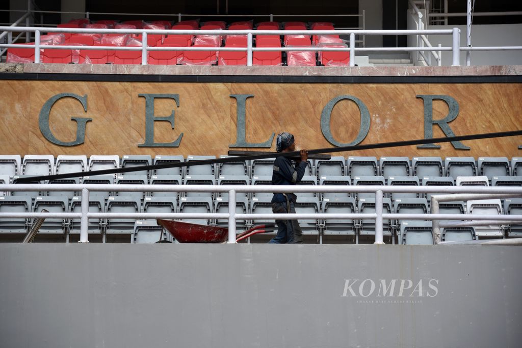 Petugas mengangkut material di tengah renovasi Stadion Gelora Sriwijaya Jakabaring, Palembang, Sumatera Selatan, Kamis (23/3/2023). 