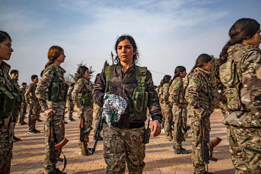 Para petempur Pasukan Demokratik Suriah (SDF) di Hasakah, Suriah timur laut, 4 Februari 2022, menghadiri pemakaman rekan mereka yang gugur dalam pertempuran untuk merebut penjara yang sempat dikuasai milisi Negara Islam di Irak dan Suriah (NIIS) di kota tersebut.