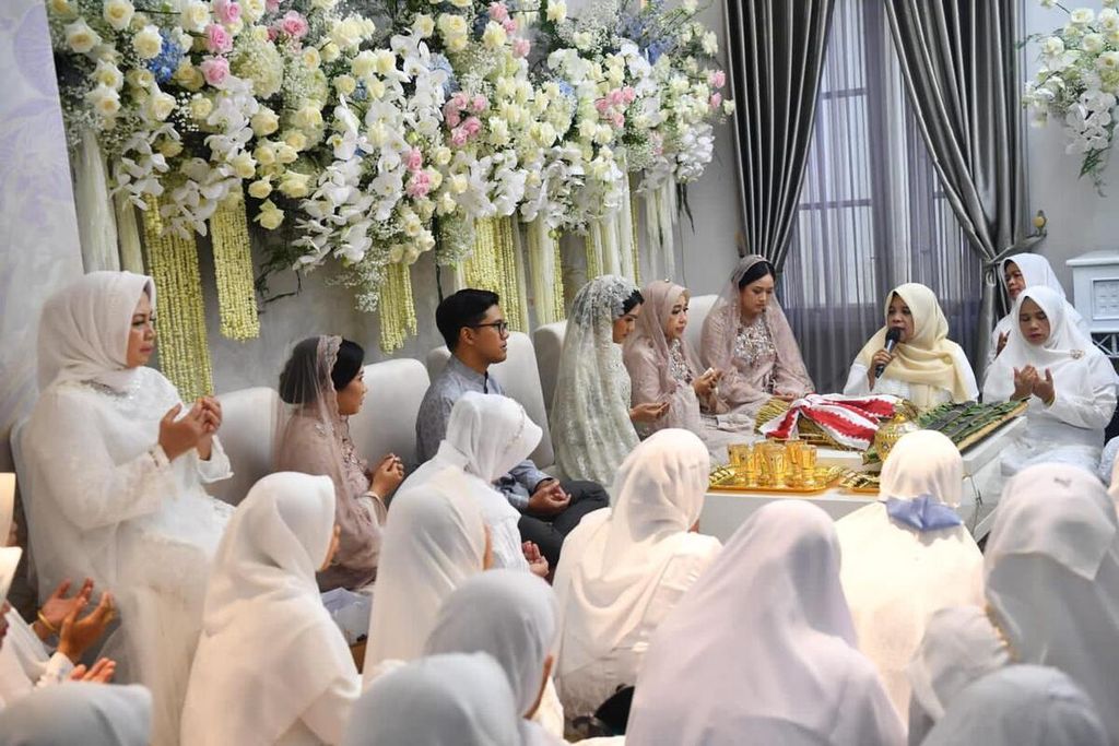 Suasana pengajian yang digelar di rumah orangtua Erina Gudono di Desa Sinduadi, Kecamatan Mlati, Kabupaten Sleman, Daerah Istimewa Yogyakarta, Kamis (8/12/2022). Kegiatan pengajian itu membuka rangkaian acara pernikahan putra bungsu Presiden Joko Widodo, Kaesang Pengarep, dengan Erina.