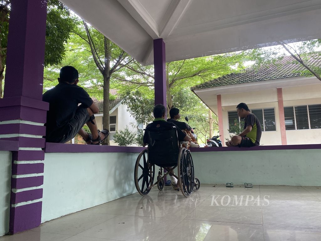 Para pasien kusta mengobrol di Rumah Sakit Umum Daerah Rehatta Unit Rehabilitasi Kusta Donorojo, Kabupaten Jepara, Jawa Tengah, Kamis (26/1/2023). Di rumah sakit yang dikenal sebagai Rumah Sakit Kusta Donorojo itu sebanyak 317 pasien kusta menjalani rawat inap dan sebanyak 1.416 pasien kusta menjalani rawat jalan. Setelah selesai berobat dari rumah sakit itu, para pasien akan tinggal di kampung rehabilitasi kusta Desa Banyumanis. Jika sudah siap, mereka bisa kembali ke daerah asalnya.