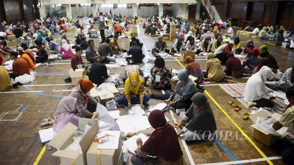 Sebanyak 352 warga bekerja sebagai tenaga pelipat surat suara di GOR Pangukan, Sleman, DI Yogyakarta, Rabu (20/3/2019). Surat suara tersebut akan mulai didistribusikan pada H-3 pemilu.
