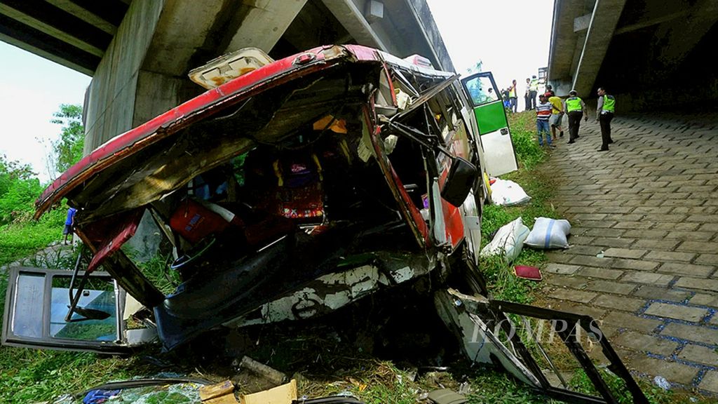 Ilustrasi.  Bus  rusak parah setelah keluar dari jalan dan meluncur ke turunan curam di Tol Tangerang-Merak, Kabupaten Serang, Banten, Senin (12/6/2017).