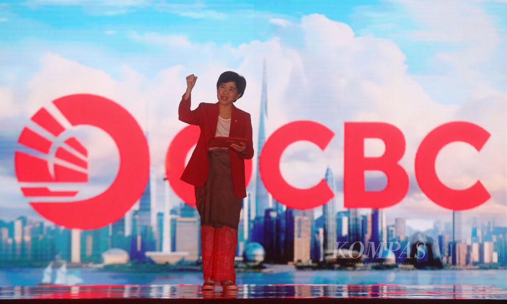 Presiden Direktur OCBC Indonesia Parwati Surjaudaja memberikan sambutan dalam acara peluncuran merek dan logo terbaru bank OCBC di Jakarta, Selasa (14/11/2023).