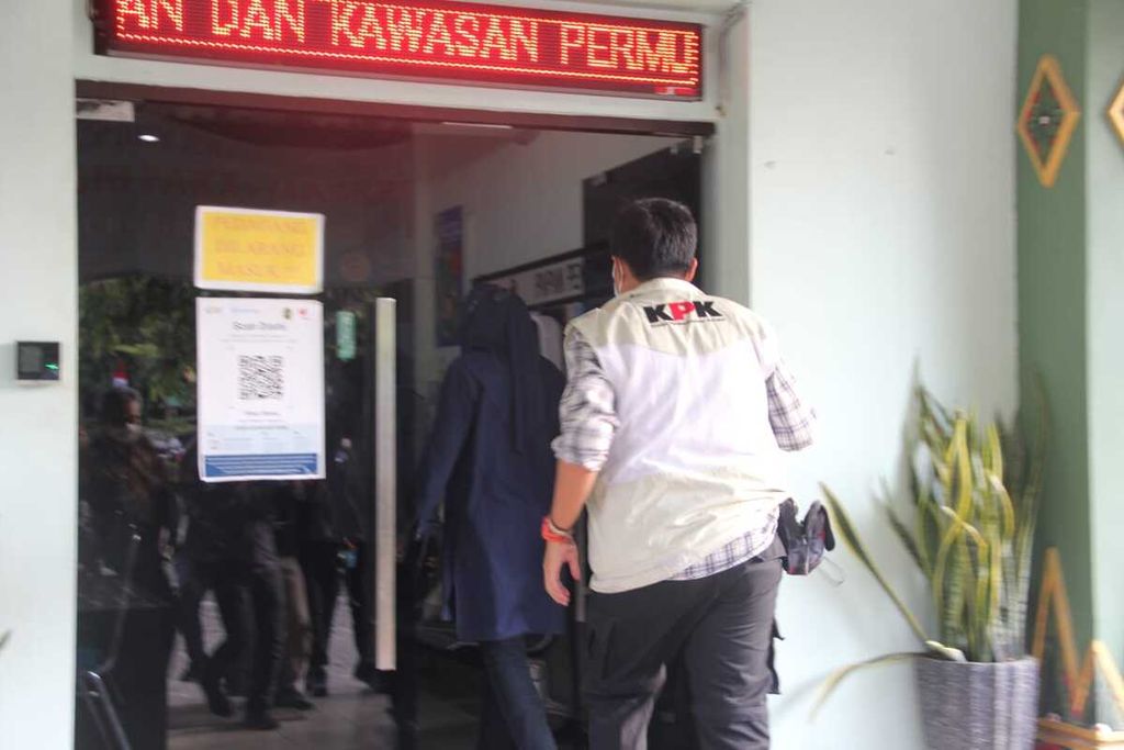 Petugas Komisi Pemberantasan Korupsi memasuki kantor Dinas Pekerjaan Umum, Perumahan, dan Kawasan Permukiman Kota Yogyakarta, Selasa (7/6/2022) sore.