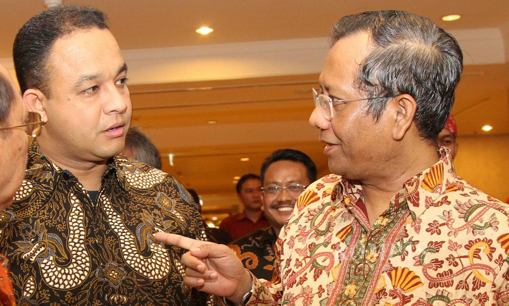Rektor Universitas Paramadina Anies Baswedan berbincang dengan mantan Ketua Mahkamah Konstitusi Mahfud MD (kanan) saat penganugerahan Penghargaan Masyarakat Ilmu Pemerintahan Indonesia (MIPI), di Jakarta, 25 Mei 2013. 