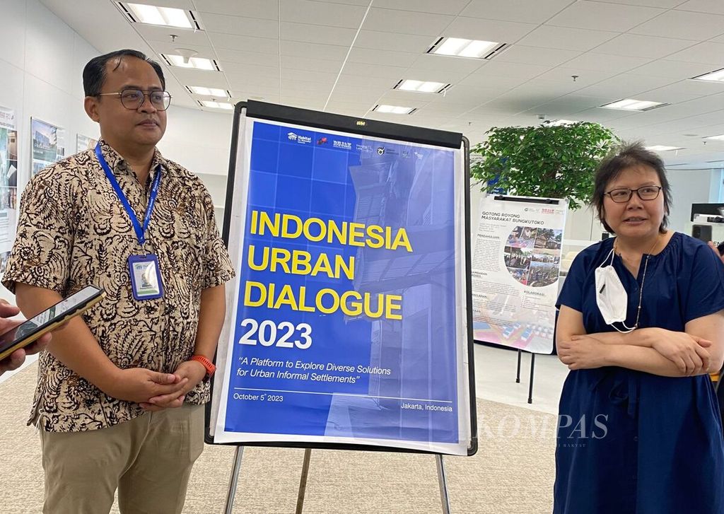 Senior Specialist Government Relationship Advocacy and Partnership Punjung Widodo (kiri) dan Direktur Rujak Center for Urban Studies Elisa Sutanudjaja (kanan) di Jakarta Pusat, Senin (16/10/2023).