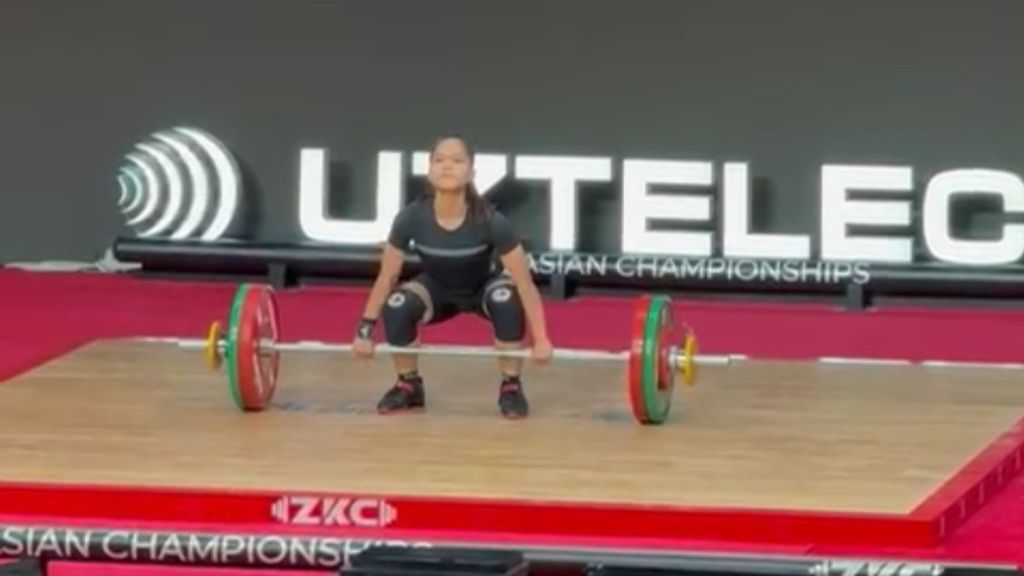 Lifter Indonesia, Juliana Klarisa, melakukan angkatan <i>clean and jerk</i> pada kelas 49 kilogram putri dalam Kejuaraan Angkat Besi Asia di Tashkent, Uzbekistan, Sabtu (3/2/2024).
