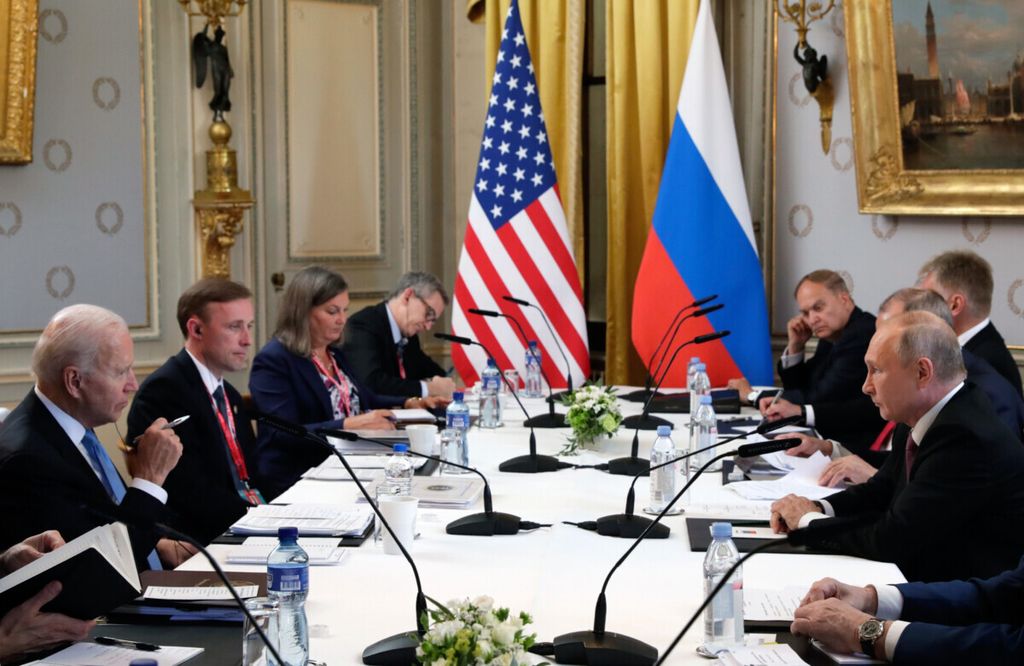 Presiden Amerika Serikat Joe Biden (kiri) dan Presiden Rusia Vladimir Putin (kanan) menggelar pertemuan biltaeral di ‘Villa la Grange’ di Geneva, Swiss, Rabu (16/6/2021). (Mikhail Metzel/Pool Photo via AP)