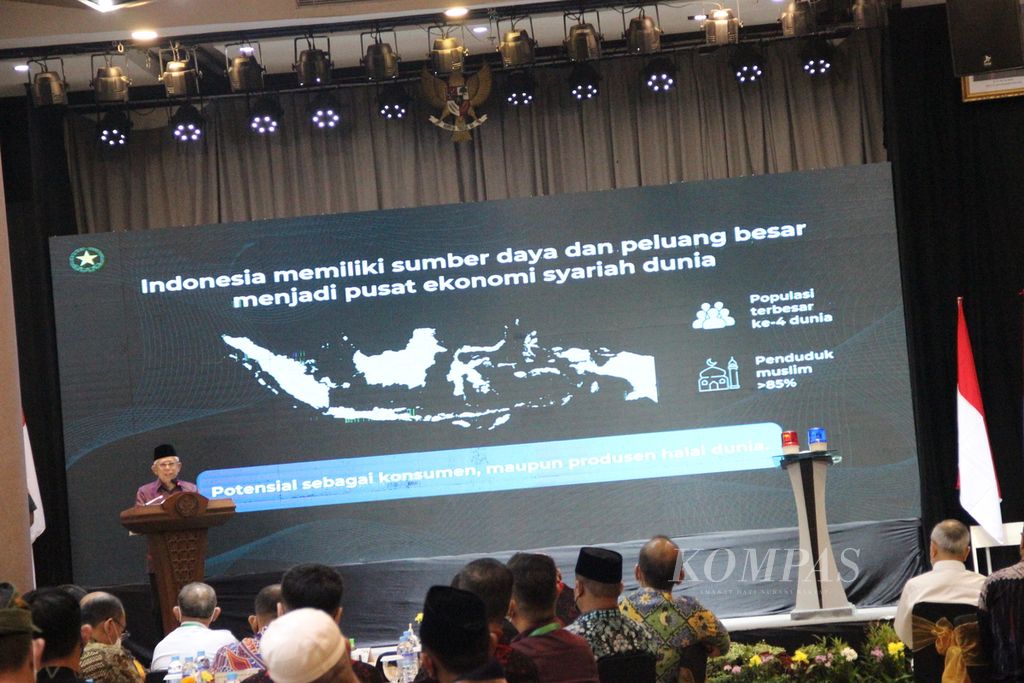 Wakil Presiden Ma’ruf Amin dalam pembukaan “Silaturahim Bisnis Nasional Ke-14 Ikatan Saudagar Muslim Se-Indonesia (ISMI)” di Pontianak, Kalimantan Barat, Rabu (23/11/2022).