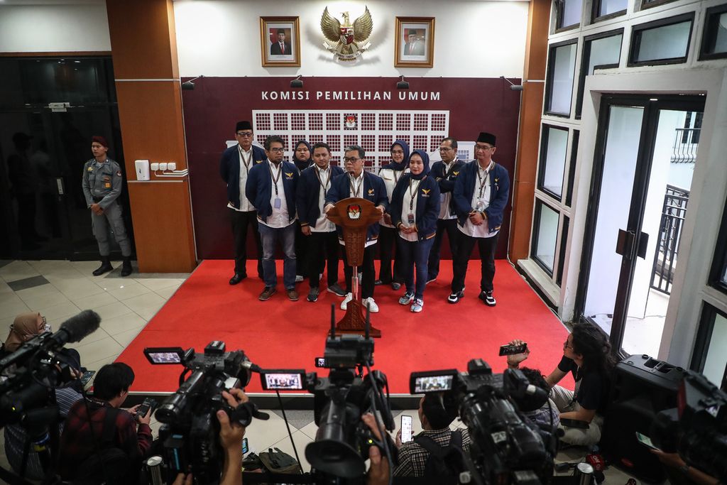 Jajaran pengurus DPP Partai Garuda menggelar konferensi pers seusai penyerahan berkas bakal calon anggota legislatif di Kantor KPU, Jakarta, Kamis (11/5/2023).