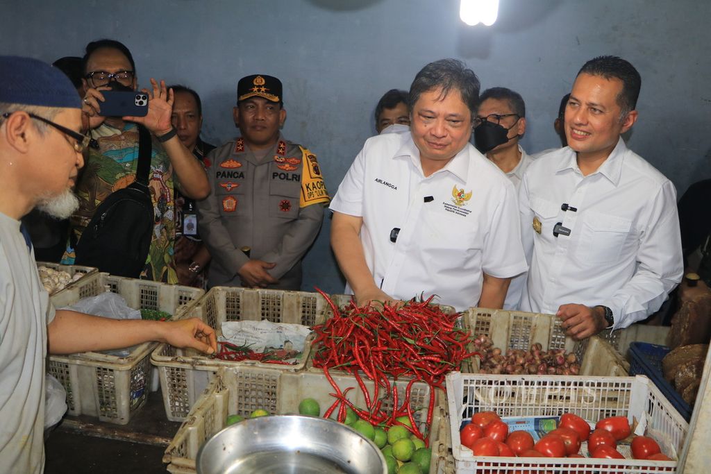 Minister of coordinating Economic Affairs Airlangga Hartarto (second from the right) and Vice Governor of North Sumatra Musa Rajekshah (right) monitored staple goods at Medan Central Market, North Sumatra, on Saturday (24/12/2022).