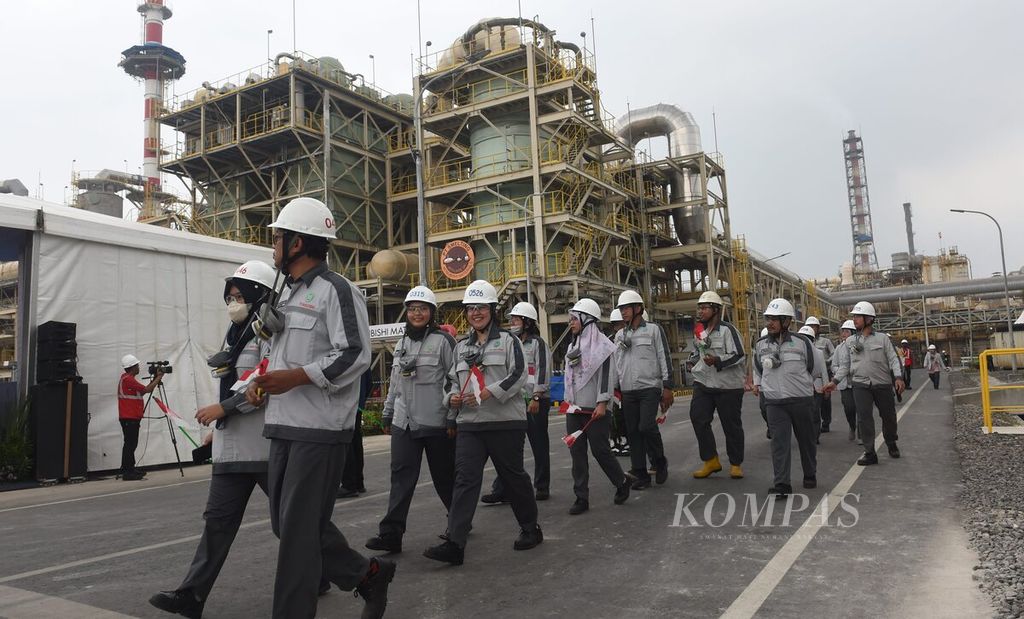 Pekerja bersiap menghadiri peresmian Proyek Ekspansi PT Smelting oleh PT Freeport Indonesia (PTFI) yang akan dihadiri oleh Presiden Joko Widodo di Gresik, Jawa Timur, Kamis (14/12/2023). 