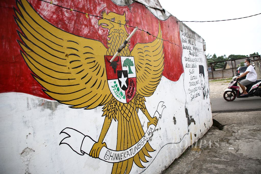 Mural bergambar burung Garuda Pancasila sebagai lambang negara menghiasi sudut jalan Pesantren Pondok Aren, Tangerang Selatan, Banten, Senin (1/6/2020).  
