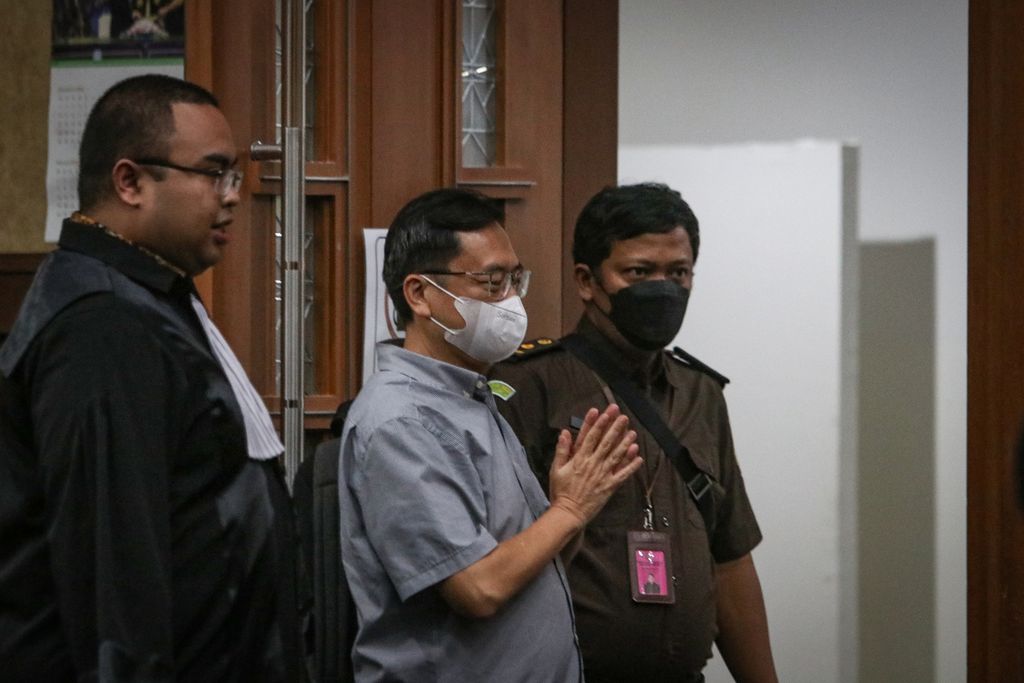 Terdakwa kasus korupsi pengelolaan dana investasi PT Asabri (Persero), Benny Tjokrosaputro (tengah), meninggalkan ruang sidang di Pengadilan Tindak Pidana Korupsi Jakarta, Kamis (5/1/2023).