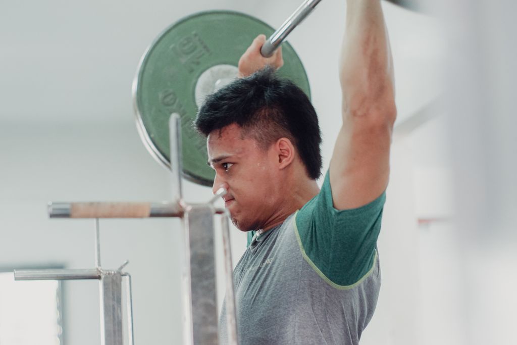 Lifter Indonesia, Rizki Juniansyah, menjalani persiapan Olimpiade Paris 2024 di Mess Kwini, Jakarta, Jumat (24/5/2024). Biasanya, Rizki menjalani latihan pada pagi dan sore hari. Dia baru selesai latihan pada malam hari. Sering kali, Rizki menjadi atlet yang terakhir kali meninggalkan tempat latihan.