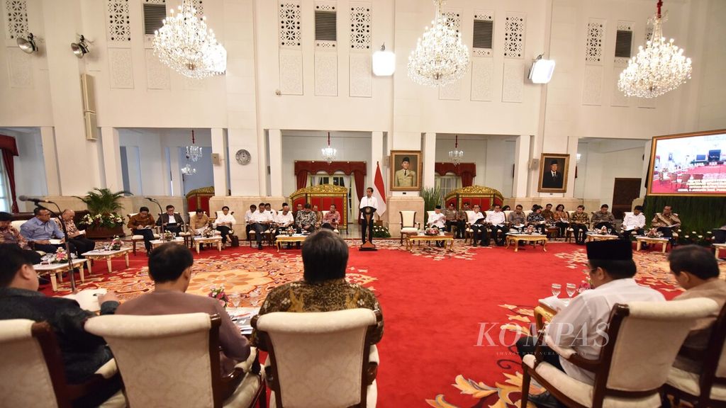 Para menteri Kabinet Indonesia Maju menyimak kata pengantar yang disampaikan oleh Presiden Joko Widodo dalam sidang kabinet paripurna tentang Rencana Pembangunan Jangka Menengah Nasional (RPJMN) Tahun 2020-2024 di Istana Negara, Jakarta, Senin (6/1/2019). 