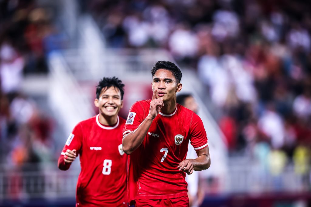 Marselino Ferdinan, penyerang sayap Indonesia, merayakan gol keduanya ke gawang Jordania pada laga pamungkas Grup A Piala Asia U-23 2024, Minggu (21/4/2024), di Stadion Abdullah bin Khalifa, Doha.