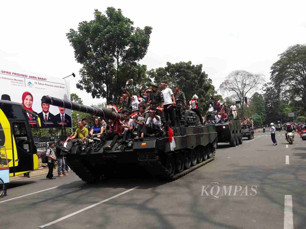 Tank-tank milik TNI Angkatan Darat ikut memeriahkan perayaan Hari Kemerdekaan Indonesia yang ke-72 di depan Gedung Sate, Kota Bandung, Kamis (17/8/2017).