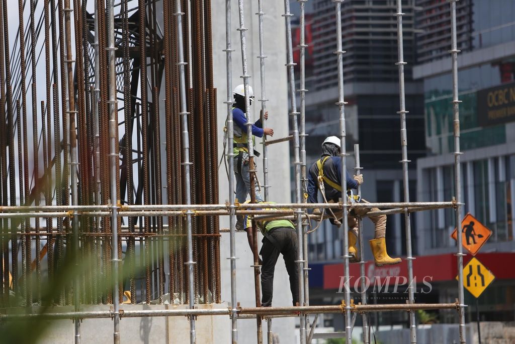 Pekerja menyelesaikan pembangunan proyek pembangunan infrastruktur Jalan Tol Layang Dalam Kota ruas Pulogebang-Sunter di kawasan Kelapa Gading, Jakarta Utara, Sabtu (7/3/2020). 