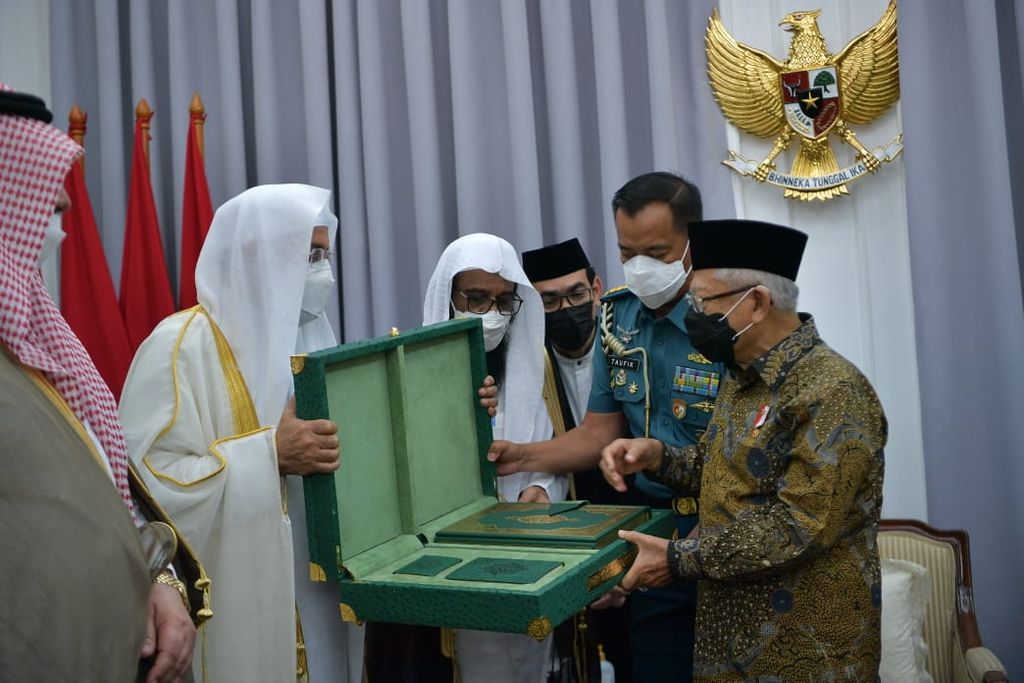 Wakil Presiden Maruf Amin menerima kunjungan kehormatan Menteri Urusan Islam, Dakwah, dan Penyuluh Kerajaan Arab Saudi Abdullatif bin Abdulazis al-Sheikh, di Jakarta, Jumat (25/3/2022).
