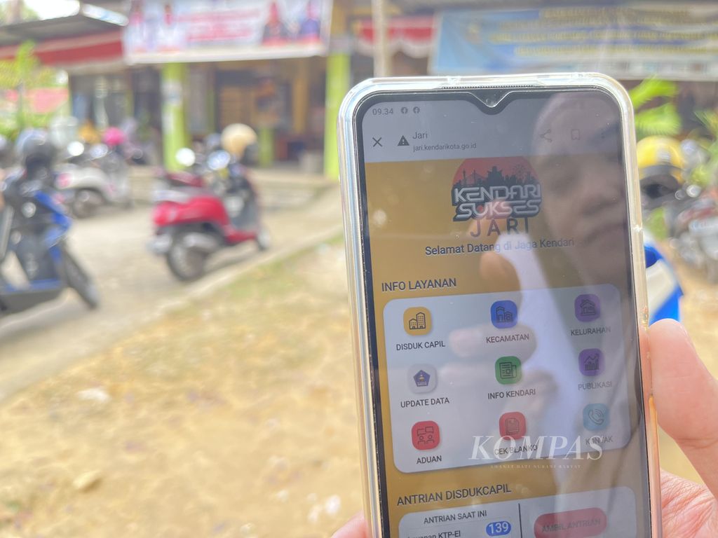 Mita (23), warga Kendari, Sulawesi Tenggara, menunjukkan aplikasi JARI untuk pelayanan administrasi, Jumat (10/6/2022). Berbagai terobosan dalam pelayanan dilakukan Pemkot Kendari selama beberapa tahun terakhir. Salah satu hasilnya, IPM di daerah ini menduduki peringkat empat di Indonesia.
