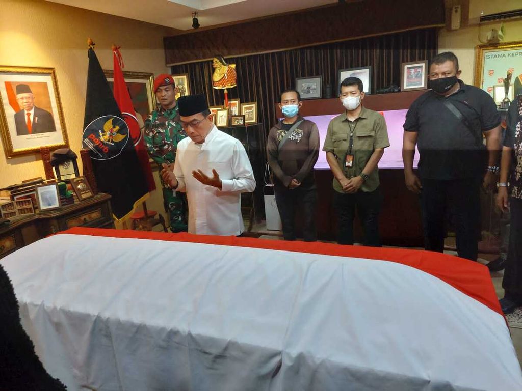 Kepala Staf Kepresidenan Moeldoko berdoa di depan jenazah almarhum Tjahjo Kumolo di rumah duka, Jalan Widya Chandra, Jakarta Selatan, Jumat (1/7/2022).