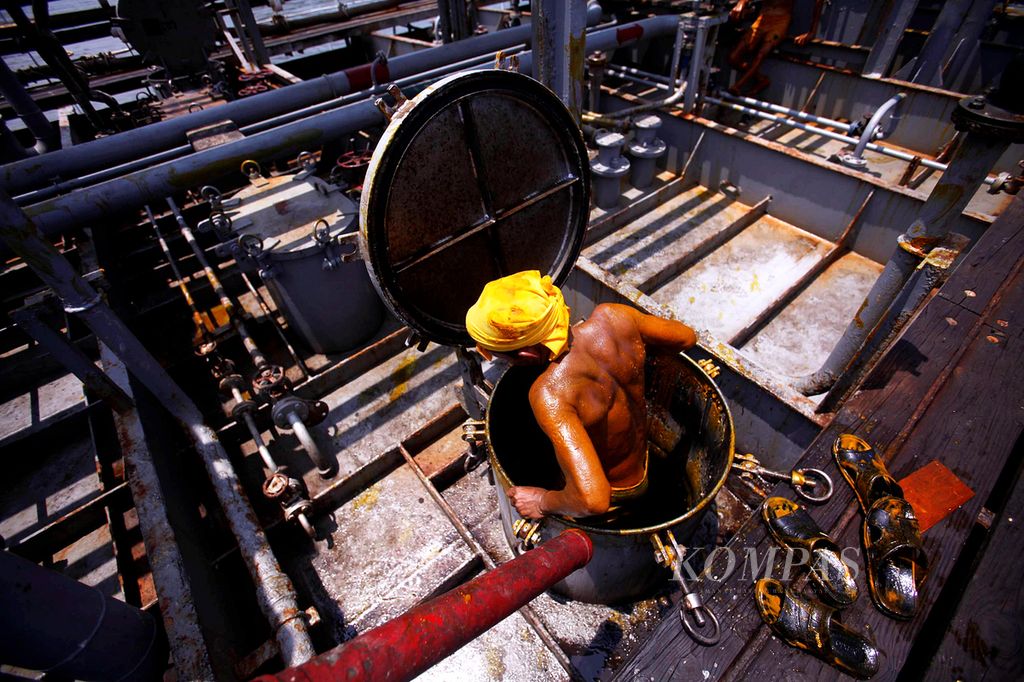 Pekerja berlumuran minyak kelapa sawit mentah (<i>crude palm oil</i>/CPO) saat bongkar muat di Kapal Kencana 89 di Pelabuhan Tanjung Priok, Jakarta Utara, beberapa waktu lalu. 