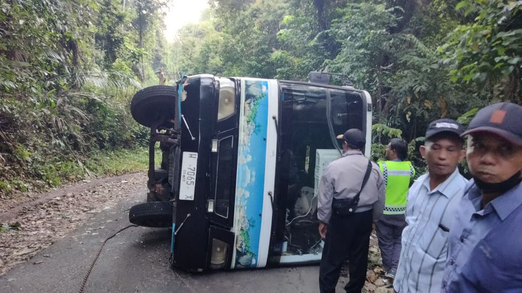 A minibus overturned after failing to climb the Balekambang tourism route in Srigonco Village, Bantur District, Malang Regency, East Java, on Saturday (4/5/2024) afternoon.