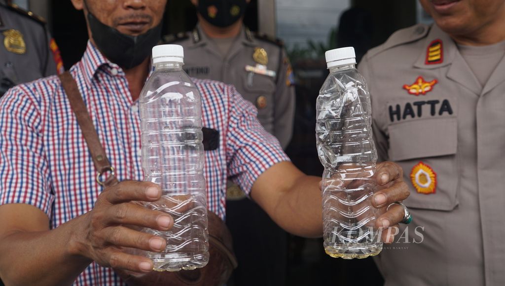Barang bukti berupa botol bekas miras oplosan ditunjukkan di Polsek Jetis, Kabupaten Bantul, Daerah Istimewa Yogyakarta, Senin (17/10/2022). Minuman tersebut telah menewaskan tiga orang.