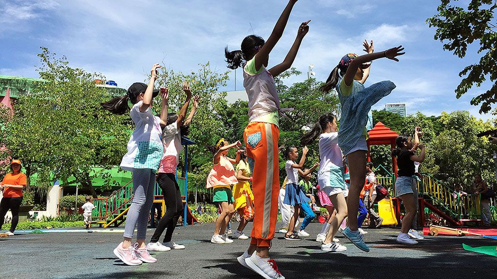 Sekelompok remaja mengikuti lokakarya tari modern   yang menjadi bagian dari Happiness Festival di Taman Menteng, Jakarta Pusat, Sabtu (31/3/2018).