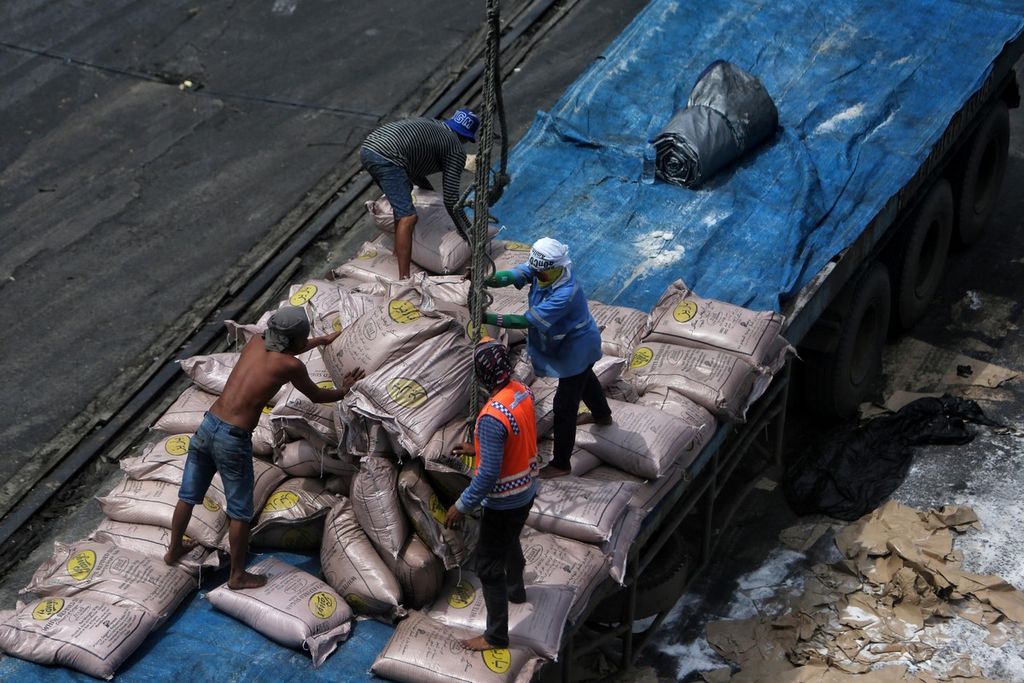 Buruh harian membongkar gula rafinasi yang didatangkan dari India menggunakan Kapal Margaret SW di Pelabuhan Tanjung Priok, Jakarta, Selasa (6/4/2021). 