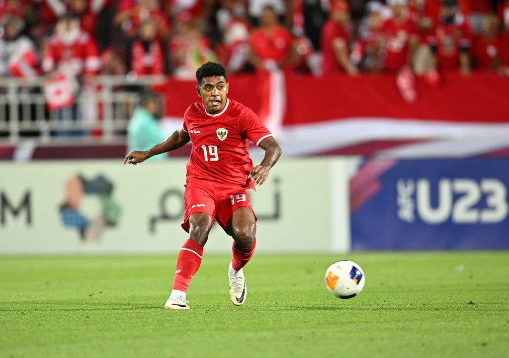 Indonesian player Jeam Kelly Sroyer dribbles the ball in Iraq's defense area during the third-place match of the U-23 Asia Cup at the Abdullah bin Khalifa Stadium in Doha, Qatar, on Thursday (2/5/2024).