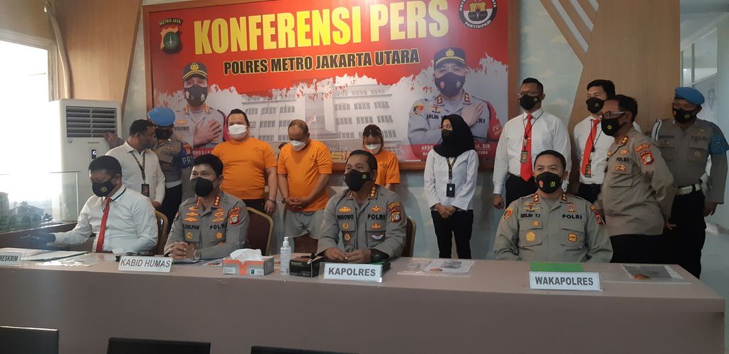 Polres Metro Jakarta Utara merilis kasus perusahaan pinjaman daring ilegal di Markas Polda Metro Jakarta Utara, Senin (31/1/2022). Tiga pekerja di perusahaan yang beroperasi di kawasan PIK, Penjaringan, Jakarta Utara, ditetapkan sebagai tersangka.