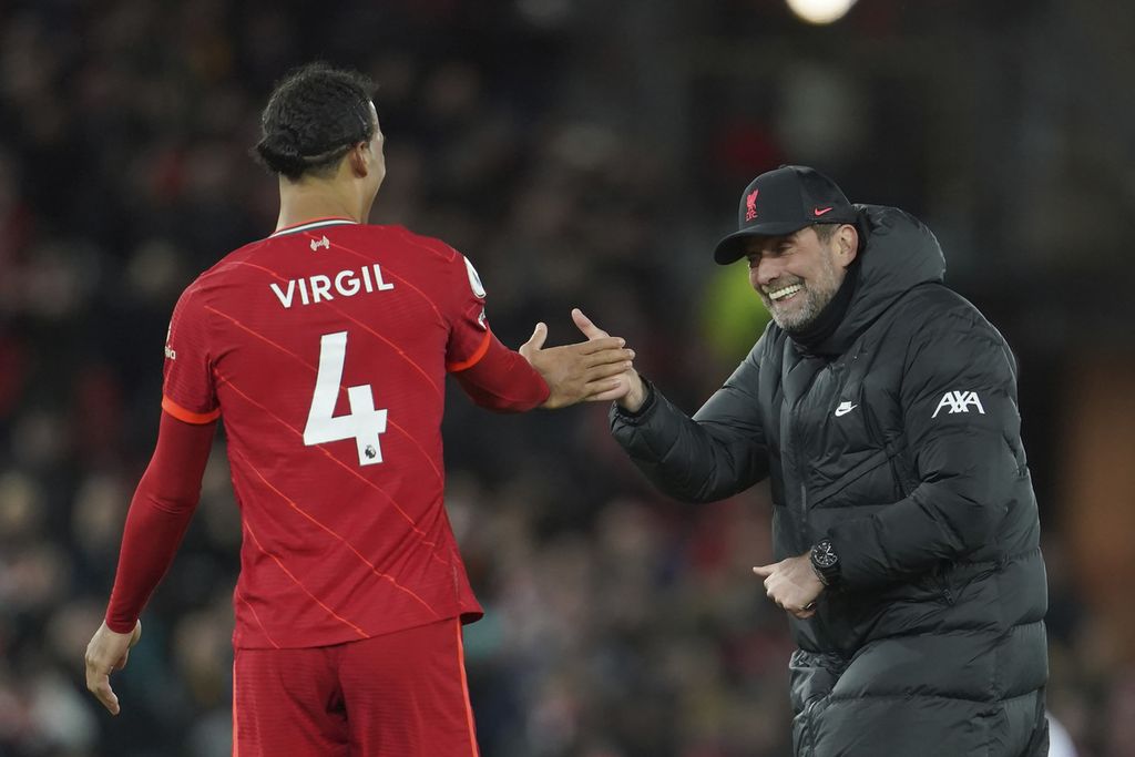 Manajer Liverpool Jurgen Klopp (kanan) menyambut bek Virgil van Dijk seusai laga Liga Inggris antara Liverpool dan Leeds United di Stadion Anfield, Liverpool, Inggris, 23 Februari 2022. Liverpool memenangi laga tersebut, 6-0. 