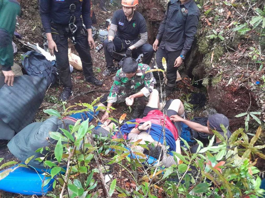 Tim gabungan memberikan pertolongan pertama, Senin (20/2/2023), pada rombongan Kapolda Jambi yang mengalami luka dan patah tulang setelah heli jatuh di wilayah Tamiai, Kerinci. 