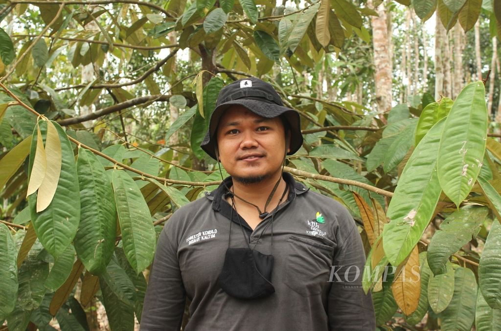 Arief Setiawan (37), penyuluh kehutanan Kesatuan Pengelolaan Hutan Produksi (KPHP) Kendilo, di Desa Rantau Atas, Kecamatan Muara Samu, Kabupaten Paser, Kalimantan Timur, Rabu (23/3/2022). 