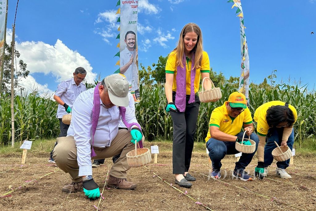 Bayer Crop Science Country Cluster Head for Southeast Asia & Pakistan Stacy Markovich (kedua dari kiri) menanam benih jagung bioteknologi DEKALB DK95R di Desa Banggo, Kecamatan Manggalewa, Kabupaten Dompu, Nusa Tenggara Barat, Rabu (26/7/2023).