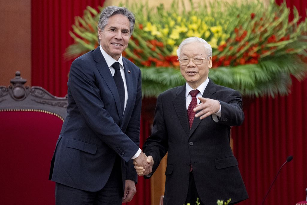 Sekretaris Jenderal Partai Komunis Vietnam Nguyen Phu Trong menerima Menteri Luar Negeri Amerika Serikat Antony Blinken (kanan) di Hanoi, Sabtu (15/4/2023). 