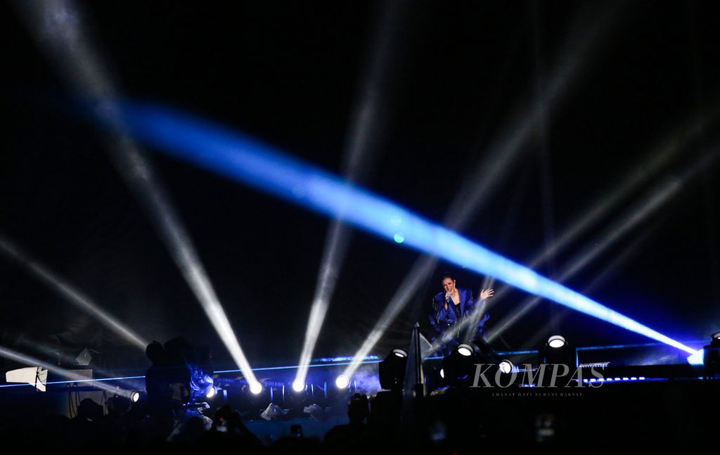 Permainan cahaya panggung menyemarakkan Raisa Live in Concert di Stadion Utama Gelora Bung Karno, Jakarta, Sabtu (25/2/2023) malam.