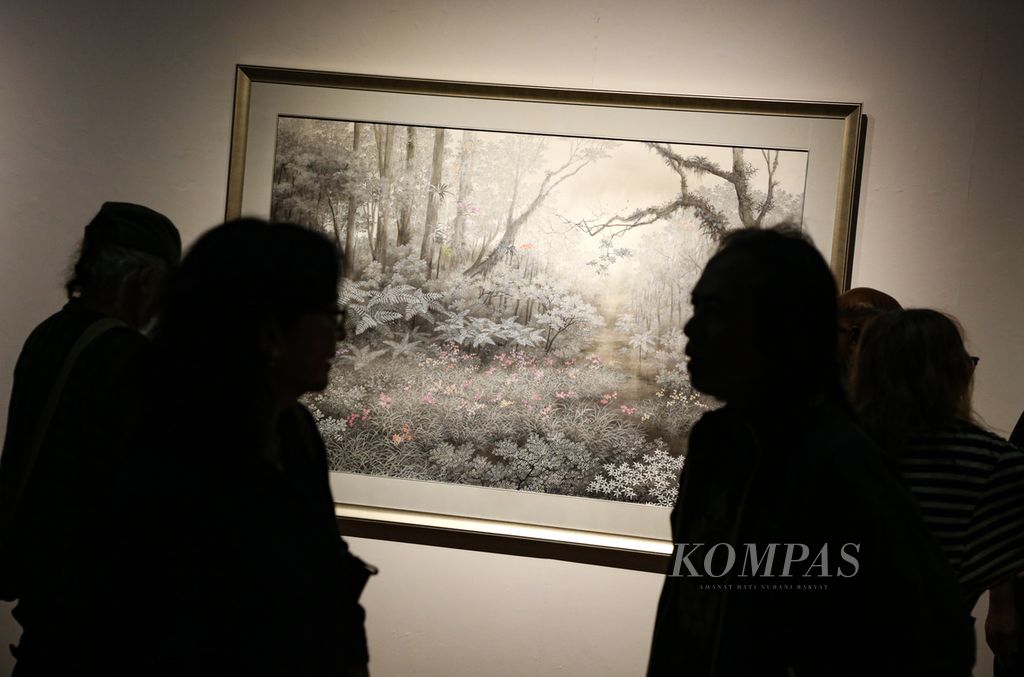 Pengunjung menyaksikan lukisan berjudul Memaknai Bunga (Menyambut Musim Semi) karya Nisan Kristiyanto dalam pameran seni rupa yang mengangkat tema: Merayakan Kebersamaan di Bentara Budaya Jakarta, Kamis (22/2/2024) malam. 