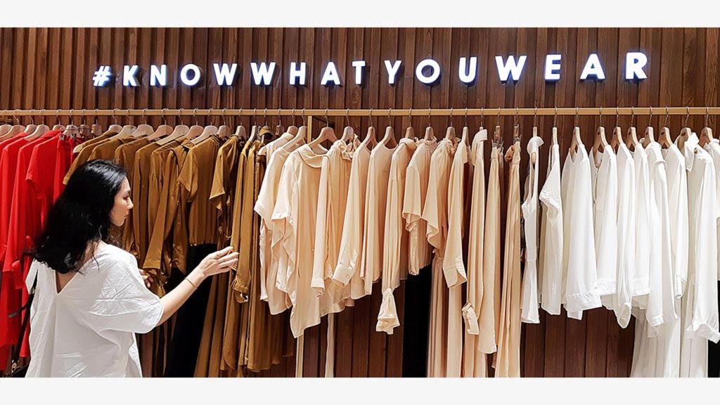 Beragam jenis pakaian berbahan alami dipajang dalam sebuah gerai di Plaza Indonesia, Jakarta, Sabtu (21/12/2019). Setiap <i>item</i> pakaian di sana dapat dimiliki pengunjung dengan cara menukarkan baju bekas. 